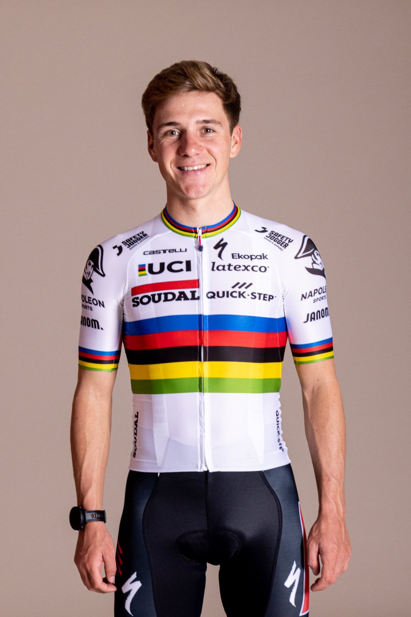 todaycycling_tc's tweet photo. Et voici les photos officielles du champion du monde sur route. C'est Remco en personne qui vous présente sa tenue arc-en-ciel 😍 #Wolfpack #remcoevenepoel #SoudalQuickStep #QuickStepAlphaVinyl #cyclisme #LesRP #bistrotvelo #lequipeVELO #LaChainelEquipe #Eurosport #TDF2023 #TDF https://t.co/pPZrYEq68I