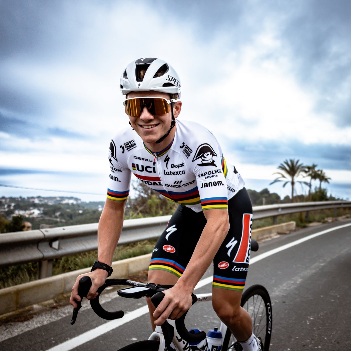 todaycycling_tc's tweet photo. Et voici les photos officielles du champion du monde sur route. C'est Remco en personne qui vous présente sa tenue arc-en-ciel 😍 #Wolfpack #remcoevenepoel #SoudalQuickStep #QuickStepAlphaVinyl #cyclisme #LesRP #bistrotvelo #lequipeVELO #LaChainelEquipe #Eurosport #TDF2023 #TDF https://t.co/pPZrYEq68I