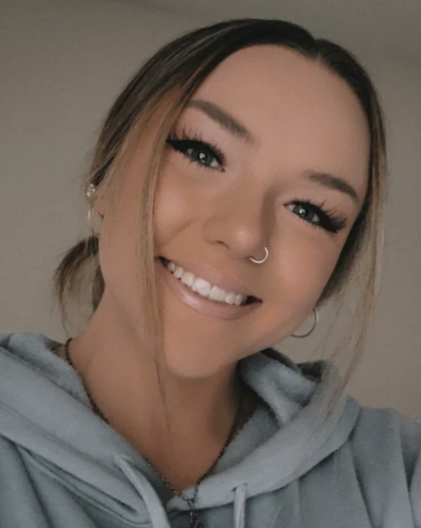 TheRealBri333's tweet photo. Posted on insta but forgot to post here ๐คฆ๐ฝโโ๏ธ
#selfies #selftakenphoto #smile #naturallight #scfilter #bun #hoops #studs #crossnecklace #cross #Jesus #hoodie #Pinkhoodie #blueeyes #bigforehead #5head https://t.co/yygs92t79x