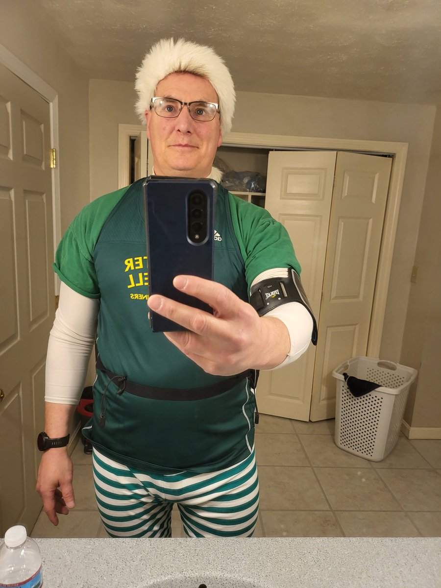 WBradbury1's tweet photo. Heading out for a 5K jolly jingle run. #clydesdalewally #kaizen #glrr https://t.co/I1RcZxeQFc