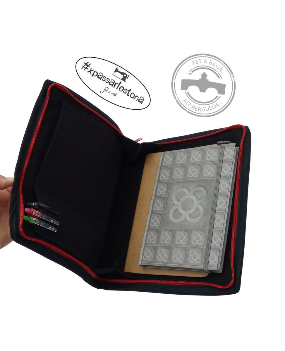 xpassarlestona's tweet photo. FUNDA PER LLIBRETA Aquesta de tela de Gobelino de #tejidospulido i cremallera #the.sewing.cat ❤#fundallibreta #portadocuments #productesúnics #productespersonalitzats #fetamà #Bagà #fetaBagà #AltBerguedà #Berguedà #fempoble #femcomarca @acebaga123 @comercbergueda #elformiquercat https://t.co/yJPHPhMOWL