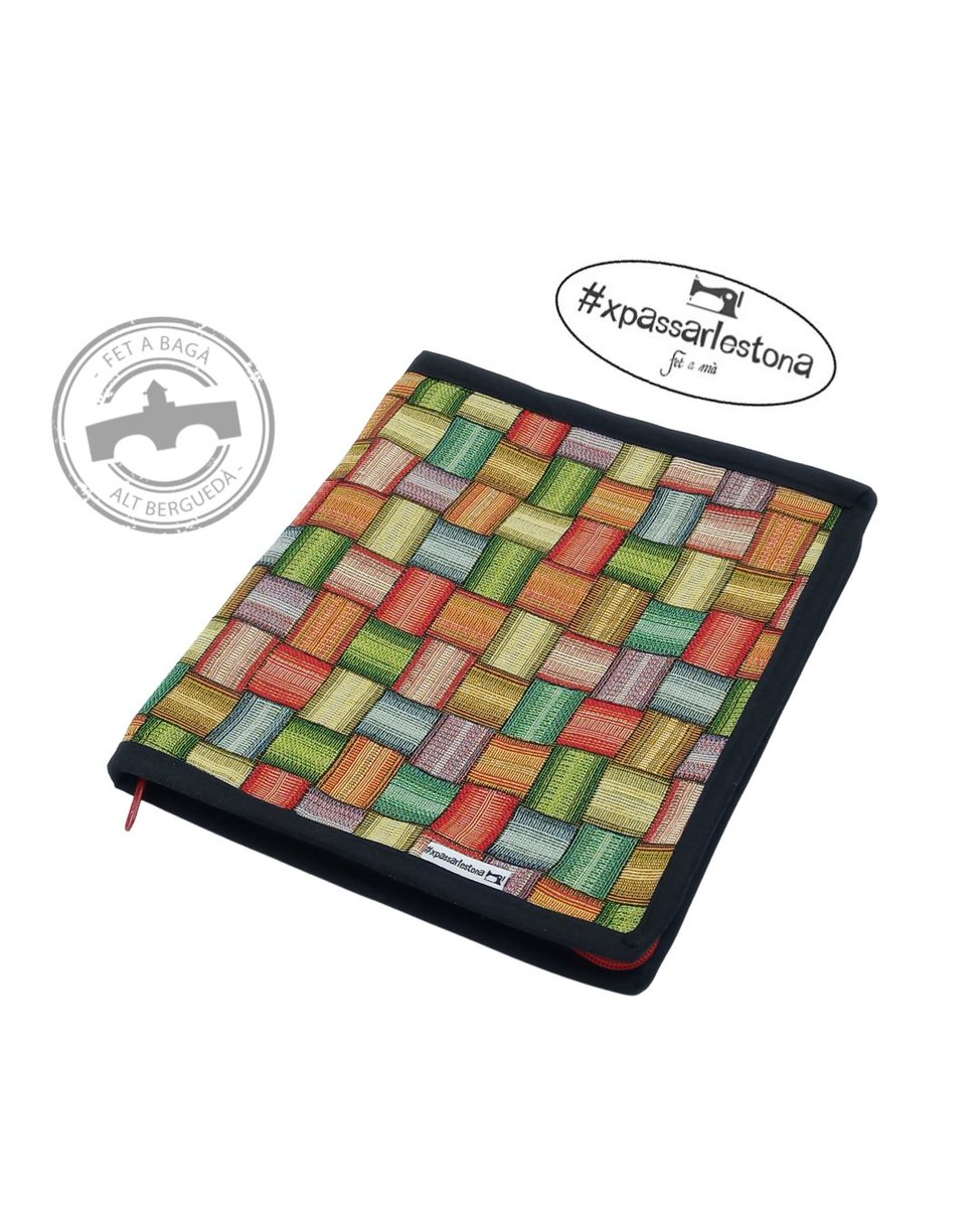xpassarlestona's tweet photo. FUNDA PER LLIBRETA Aquesta de tela de Gobelino de #tejidospulido i cremallera #the.sewing.cat ❤#fundallibreta #portadocuments #productesúnics #productespersonalitzats #fetamà #Bagà #fetaBagà #AltBerguedà #Berguedà #fempoble #femcomarca @acebaga123 @comercbergueda #elformiquercat https://t.co/yJPHPhMOWL