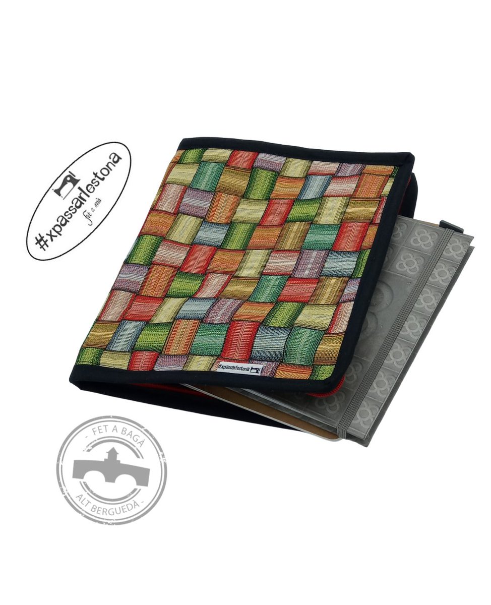 xpassarlestona's tweet photo. FUNDA PER LLIBRETA Aquesta de tela de Gobelino de #tejidospulido i cremallera #the.sewing.cat ❤#fundallibreta #portadocuments #productesúnics #productespersonalitzats #fetamà #Bagà #fetaBagà #AltBerguedà #Berguedà #fempoble #femcomarca @acebaga123 @comercbergueda #elformiquercat https://t.co/yJPHPhMOWL