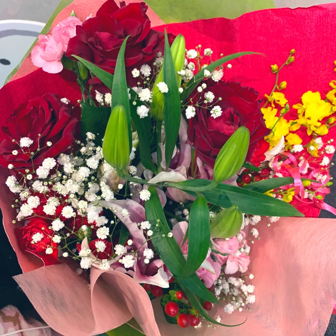 イベントの差し入れで両手に抱えるボリュームの薔薇の花束いただく事なんて滅多にないだろうなぁ…(ありがたいけどびっくりした～) 