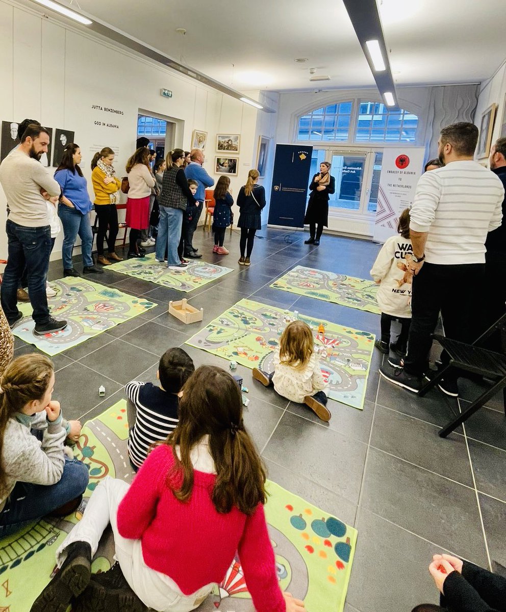 AlEmbNederland's tweet photo. Së bashku me @KSinNL dhe @AlbanianDutch organizuam në @AlEmbNederland pjesën e dytë “Të lexojmë shqip në Holandë” me fëmijë të grupmoshave të ndryshme.
Faleminderit @albana_shala1 @DarinkaPiqani @DrenDoli @ArditaHalilaj @adiasakiqi @eva_nastas @AlbanianDiplo 🇦🇱🇽🇰 #flasimshqip https://t.co/6pBJ9vrBaS
