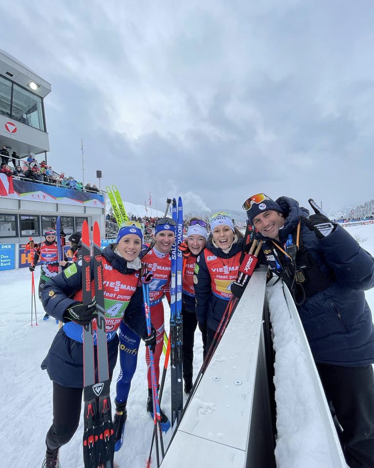 FedFranceSki's tweet photo. QUEL PIED ! 😍 

Nos biathlètes dames en OR 🥇 sur le relais d’Hochfilzen 🇦🇹 

Lou, Anaïs, Chloé et Julia au sommet🔥 

📸 : FFS 
#HOC22 https://t.co/XjjuBgB5J1
