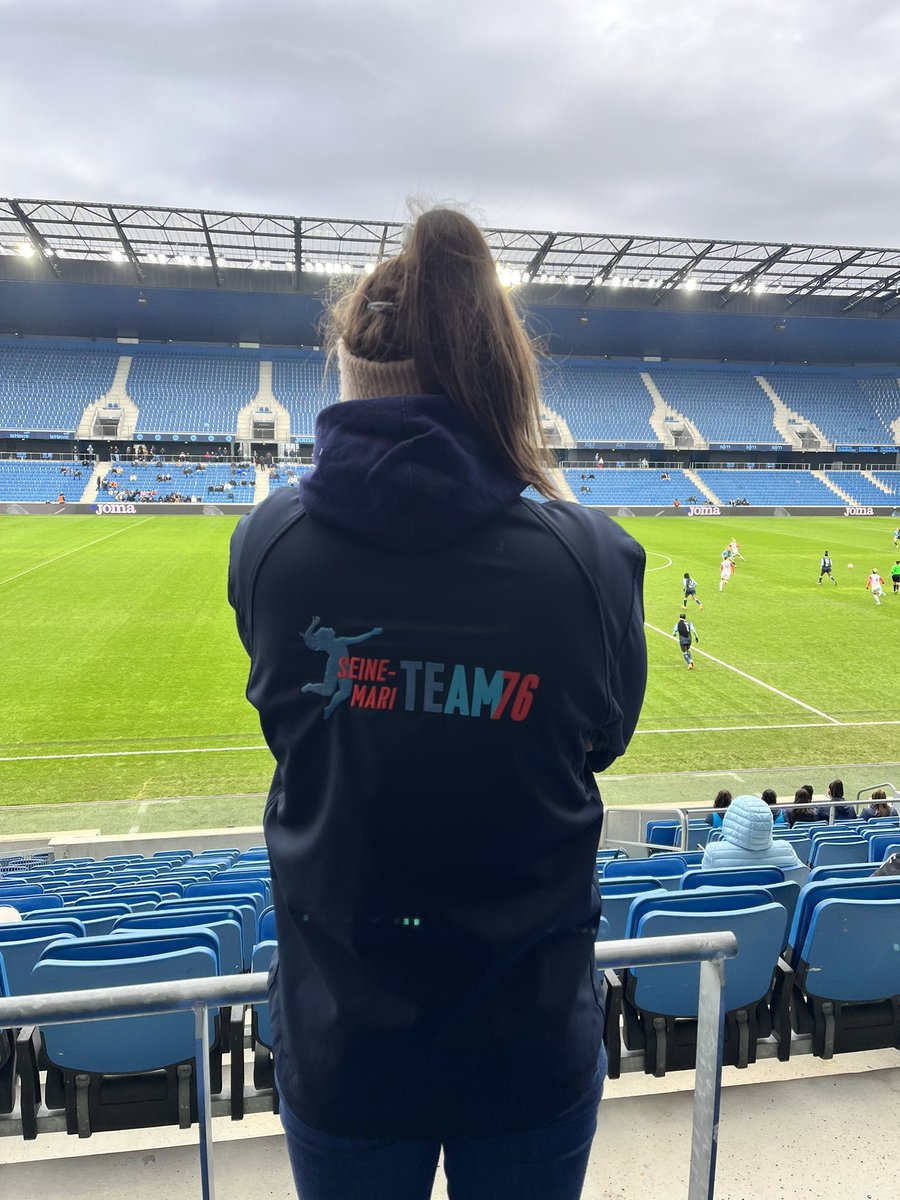 agnesfirmin's tweet photo. C’est parti @StadeOceane pour ce match @D1Arkema . @hacfem contre @MontpellierHSC. Match parrainé @seinemaritime . Honorée d’avoir donné le coup d’envoi @Bailleulmgx notre championne d’aviron. #allezlesfilles #allezlehac https://t.co/VIyCtfK1Na