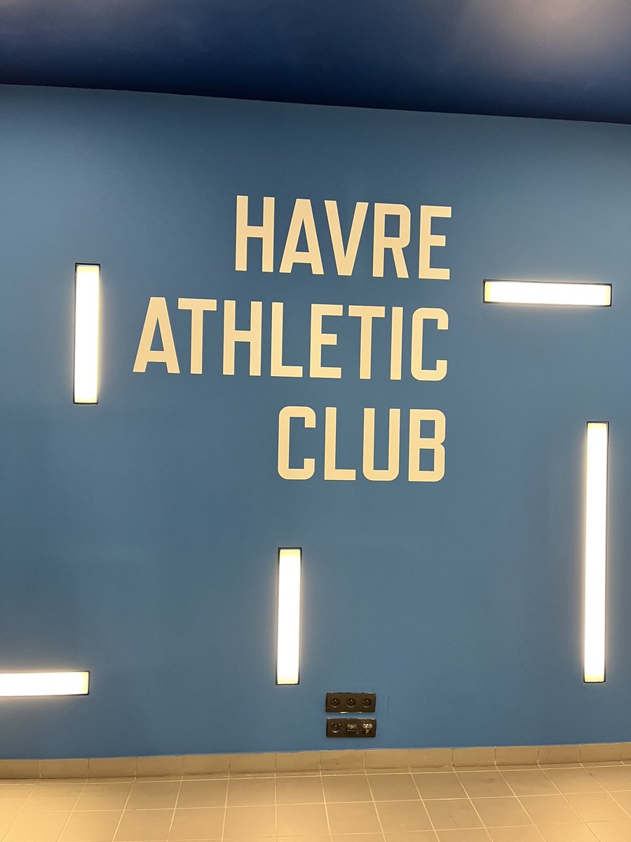 agnesfirmin's tweet photo. C’est parti @StadeOceane pour ce match @D1Arkema . @hacfem contre @MontpellierHSC. Match parrainé @seinemaritime . Honorée d’avoir donné le coup d’envoi @Bailleulmgx notre championne d’aviron. #allezlesfilles #allezlehac https://t.co/VIyCtfK1Na