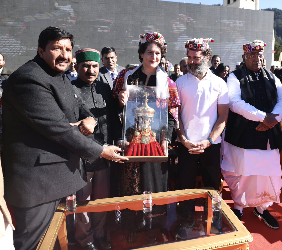 priyankagandhi's tweet photo. देवभूमि हिमाचल के मुख्यमंत्री व उप-मुख्यमंत्री के रूप में शपथ लेने पर श्री सुखविंदर सिंह सुक्खू जी एवं मुकेश अग्निहोत्री जी को बधाई एवं शुभकामनाएं।

देवभूमि की जनता ने कांग्रेस को ऐतिहासिक जनादेश दिया है। मुझे विश्वास है कि आपके कुशल नेतृत्व में प्रदेश विकास का नया अध्याय लिखेगा। https://t.co/h1u4lIsqOR