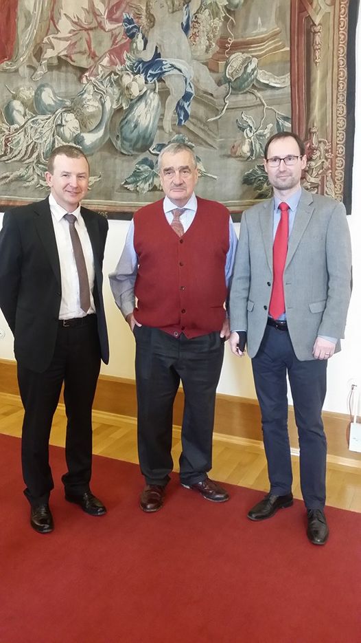 Když jsem <a href="/Schwarzenberg_K/">Karel Schwarzenberg</a> na <a href="/MZVCR/">Ministerstvo zahraničních věcí</a> přál k 85. narozeninám, jsem mu řekl, že jeho dítě -🇨🇿🇵🇱 fórum pracuje a připravuje se na 15. výročí - měl radost! 
Chvíli předtím jsme dokončili zasedání Programové rady, které navštívil náměstek <a href="/JKurfuerst/">Jaroslav KURFÜRST</a>. 
(archivní 📸s B. Dančákem, 2016)