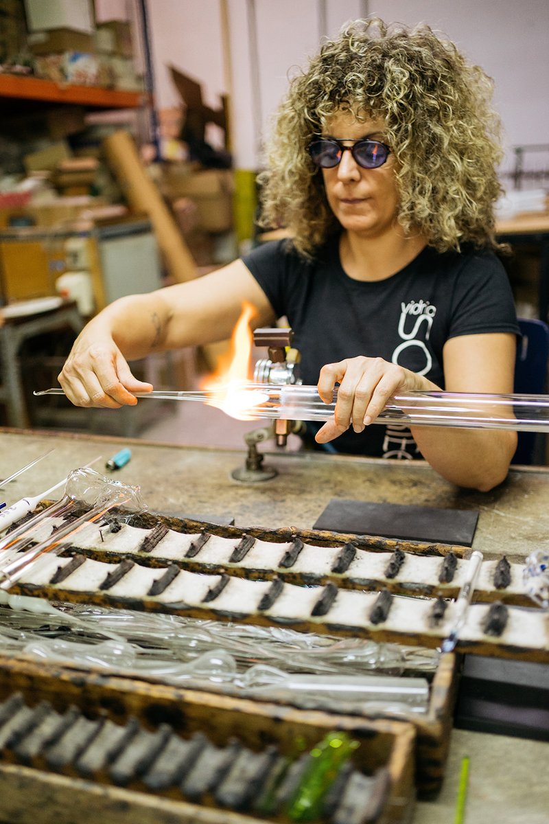 Fundesarte's tweet photo. Hoy os presentamos a la empresa @VidrioSorribes  finalista del Premio Nacional, que cuenta con tres generaciones de artesanos del soplado y la manipulación vidrio. 
👉https://t.co/UhLdsn919M

#artesanía #premiosnacionalesdeartesanía #finalistas https://t.co/rf4i8iMnFH