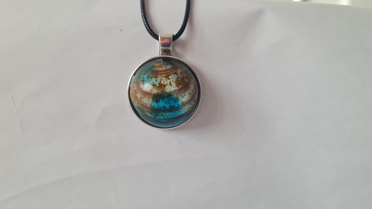 Jemand Interesse an selbst gemachten Schmuck?

Vieleicht als #Weihnachtsgeschenk? 

Die Anhänger sind Nickelfrei und in Ihn befindet sich eine Muschel in Epoxidharz gegossen. Gern eine drunter Kommentieren