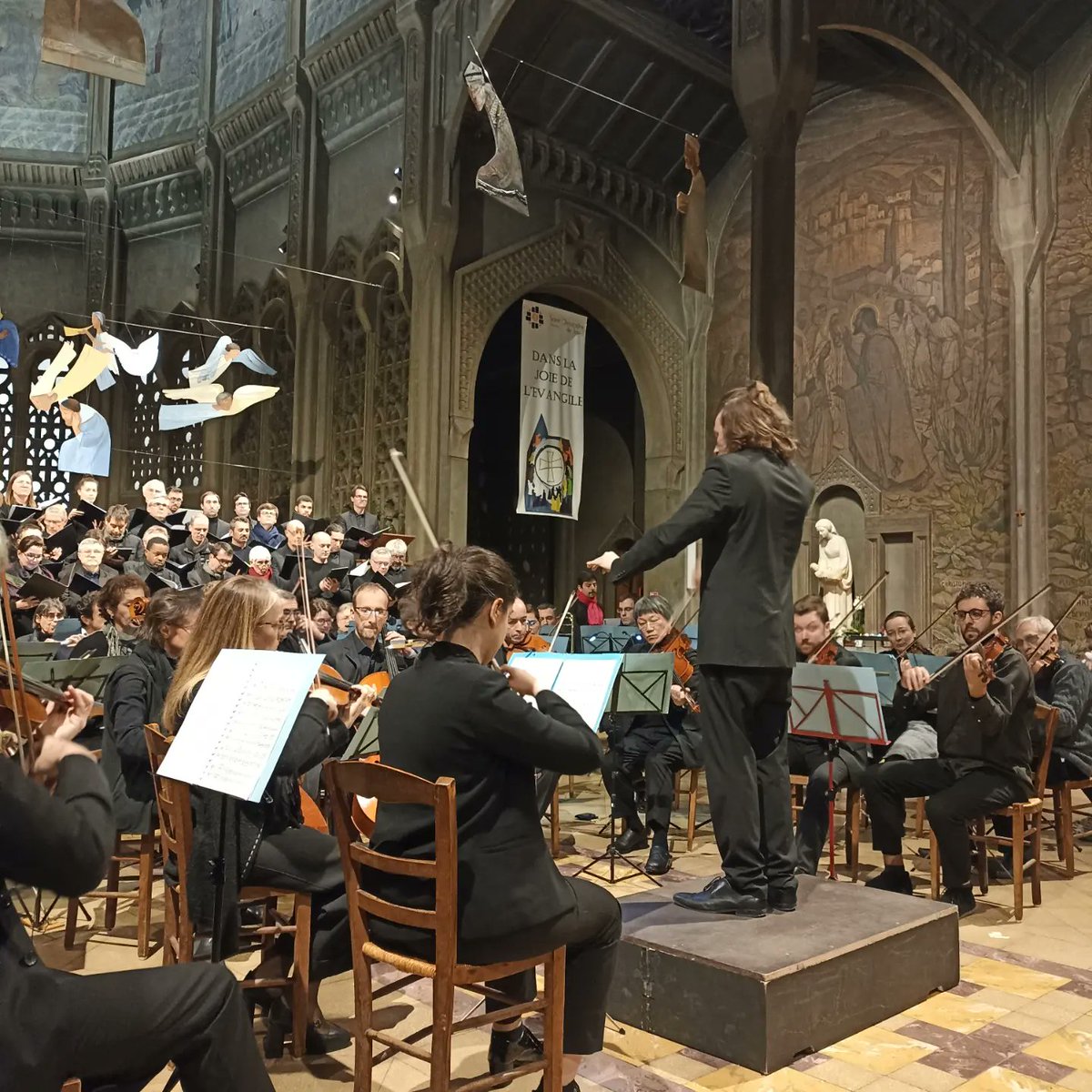 SCRIBE_Paris's tweet photo. 🎶 Souvenirs du MAGNIFIQUE concert du Chœur et Orchestre @NoteEtBien qui a eu lieu hier soir, au profit de notre association. Merci aux musiciens pour ce moment suspendu, et ce soutien renouvelé, pour la 4ème fois ♥️ https://t.co/zS1t6Ep2jq