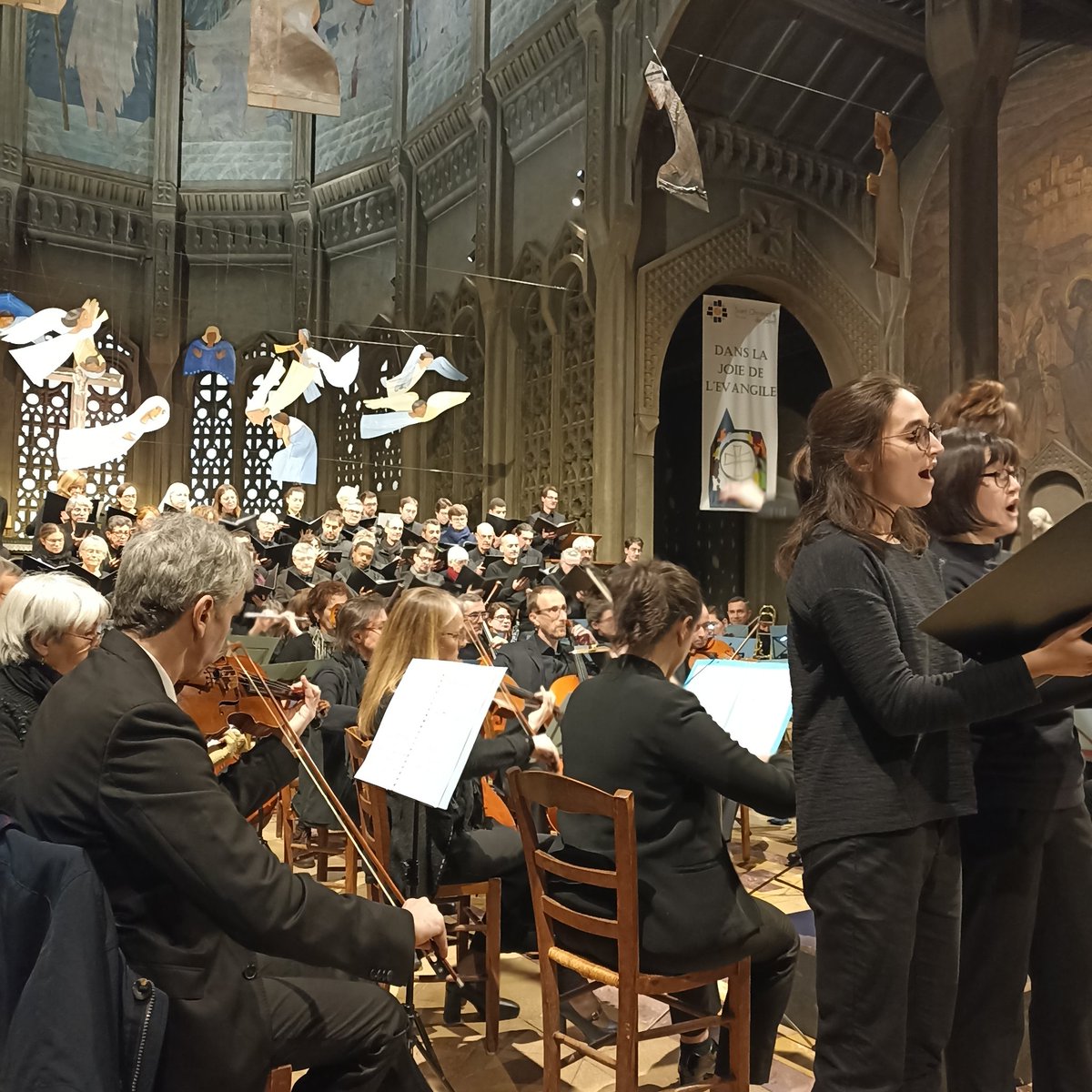 SCRIBE_Paris's tweet photo. 🎶 Souvenirs du MAGNIFIQUE concert du Chœur et Orchestre @NoteEtBien qui a eu lieu hier soir, au profit de notre association. Merci aux musiciens pour ce moment suspendu, et ce soutien renouvelé, pour la 4ème fois ♥️ https://t.co/zS1t6Ep2jq
