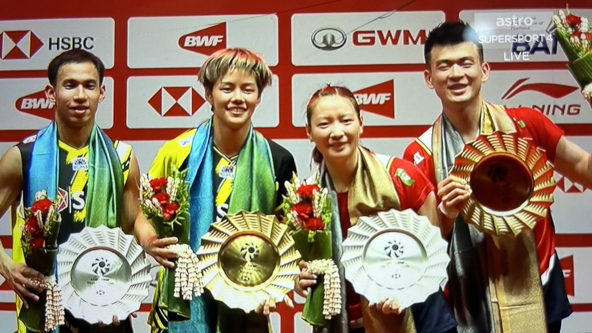 hinaynaynay's tweet image. Awww they swap trophy 😍 #WTF2022