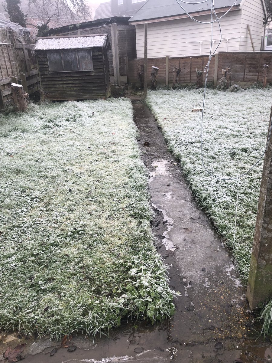 tongy8575's tweet photo. @thameswater the other garden because running water doesn’t freeze #stillnoleak #6months but you found it fixed it 3 times and now it’s not there? @Ofwat @CCWvoice #LEAKS https://t.co/cWOV3iNNzq