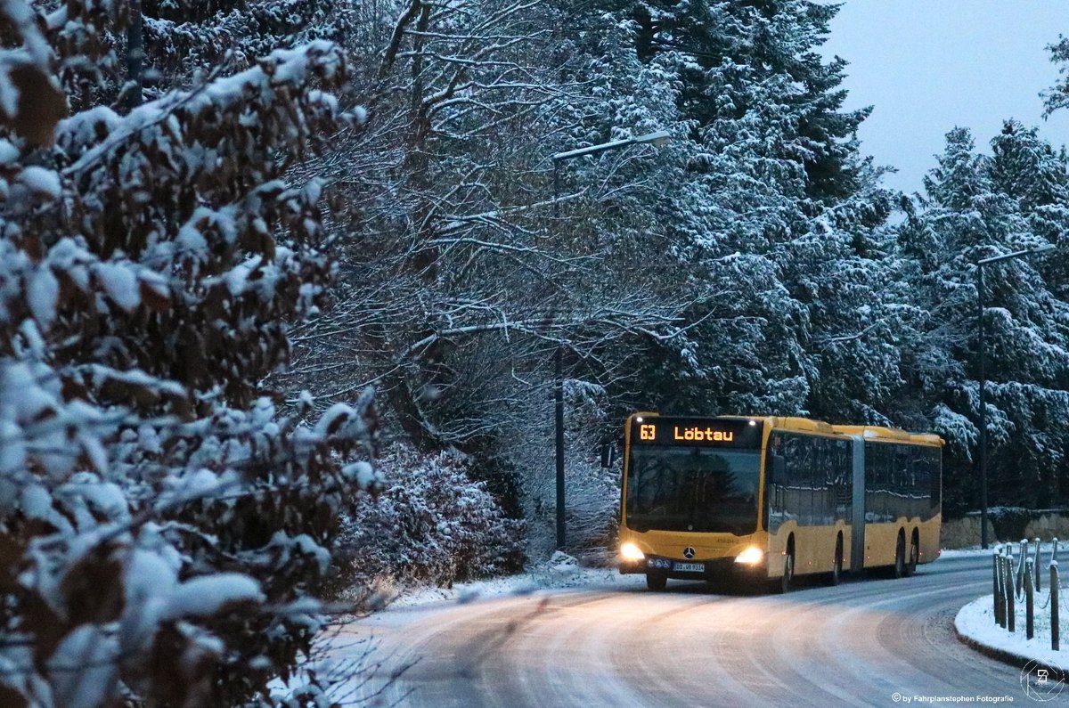 Eine ausrückende 63 der <a href="/DVBAG/">DVB AG</a> auf der Kohlenstraße kurz vor der Haltestelle Cunnersdorfer Straße.