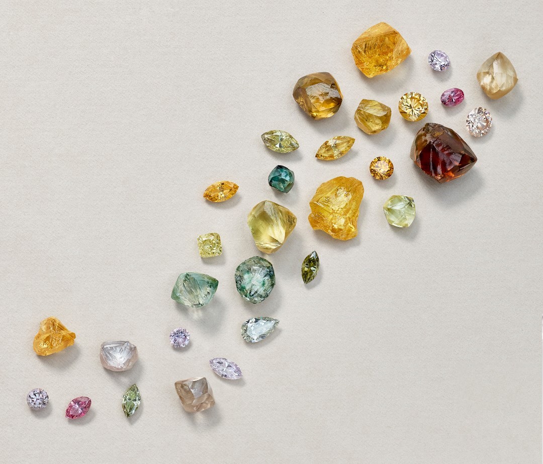 Sometimes - on a diamond’s journey to the earth’s surface - radiation, pressure, temperature or foreign elements can permanently change the way it interacts with light… giving it an exceptionally rare colour. Learn more: bit.ly/3FmxnHb #DeBeers #coloureddiamonds