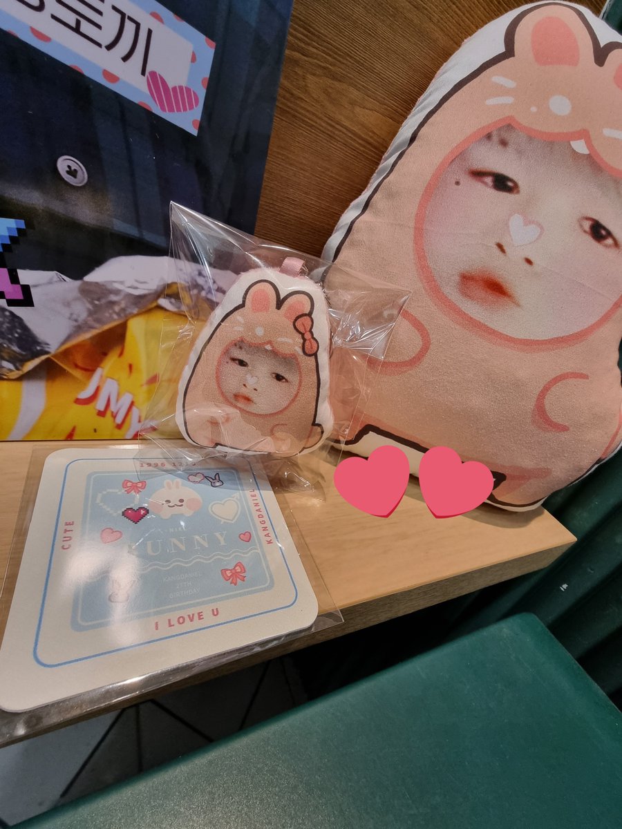 코띵동 보는 순간 한 번만 누를 수 없어 여러번 띵동하고 손꾸락으로 문질문질 백번 함🤭
아기토끼삑삑이랑 코스터도 뽀밧다ᜊ
#녤토끼 짱귀여움 (그렇지만 툒단은 아님)