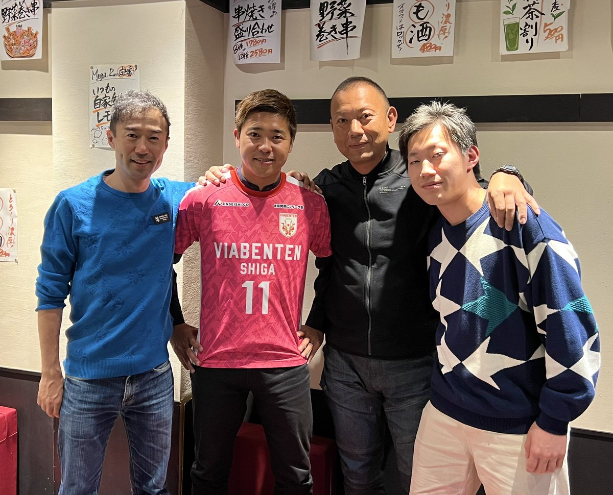 mkazu8's tweet photo. 夕食はエスパルス時代からお世話になっている牧野アナと持田さんと食事を😊いつもありがとうございます♪
@makinoana @shojim181 

大学生の辻出君も刺激的な1日になったはずです✨@tsujippi1 
また更なる成長に期待❗️

結局最終の新幹線に乗って帰ります🚅☕️
静岡の皆さんありがとう🧡 https://t.co/lN4LTxAsMJ