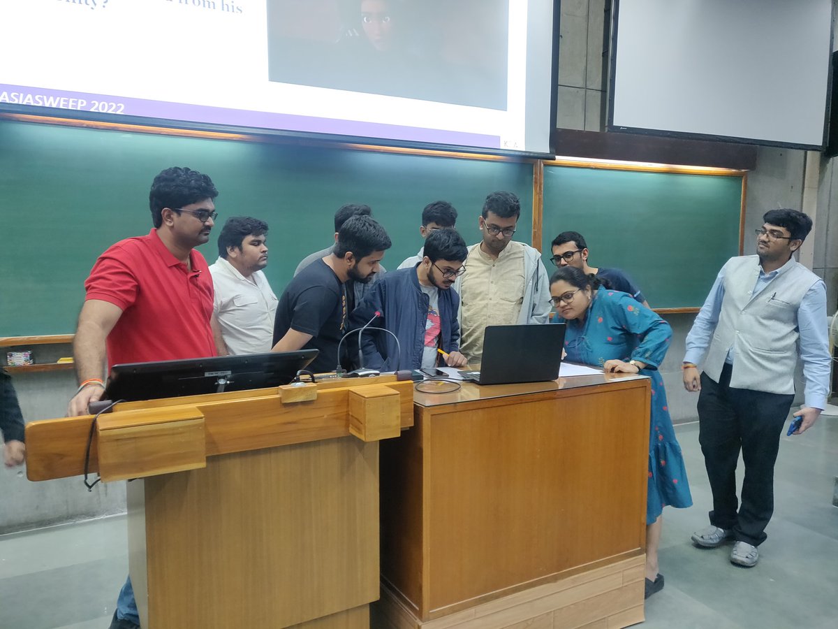 Kushanarchy's tweet photo. This is one of my favourite sites at any offline quiz. Almost like a renaissance painting. 

A scene from today's Asiasweep. 

cc: @kqaquizzes + @LSD_IIMA https://t.co/afnxxH1wR3