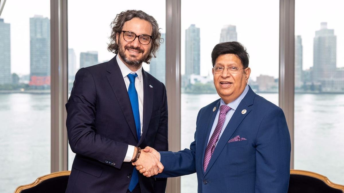 FinoYossen's tweet photo. Argentina volverá a tener su embajada en Bangladesh. Estaba cerrada desde 1978.

Excelente noticia.

---

আর্জেন্টিনা আবারও বাংলাদেশে দূতাবাস স্থাপন করবে। এটি 1978 সাল থেকে বন্ধ ছিল।

বড় খবর. https://t.co/usKInr9vdW