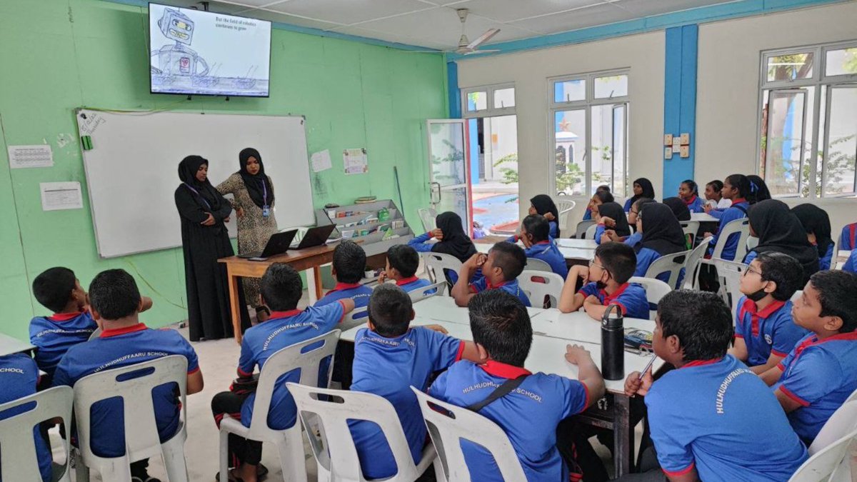womenintechmv's tweet image. #HourOfCode can be completed, entirely offline; no device or internet is necessary. Such was the case for students from grade 4 and 5 of R. Hulhudhuffaaru School. They had lots of fun completing the &apos;Design a Robot&apos; activity

#HourOfCodeMV
@GS57HS @MoEdumv @Dhiraagu @codeorg