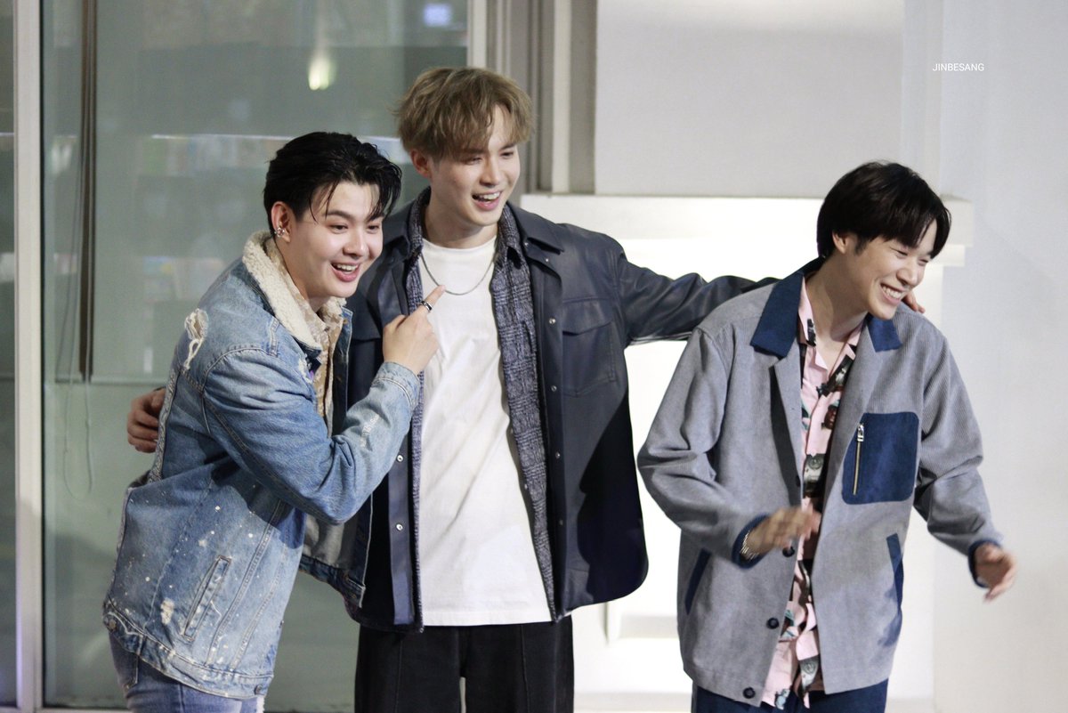 อย่าเลย อย่าบอกให้พี่ลี่เลือกเลย 😌

#BUSANxSaintBillySeng
#Saint_sup #bbil1ypn #Seng_wichai
