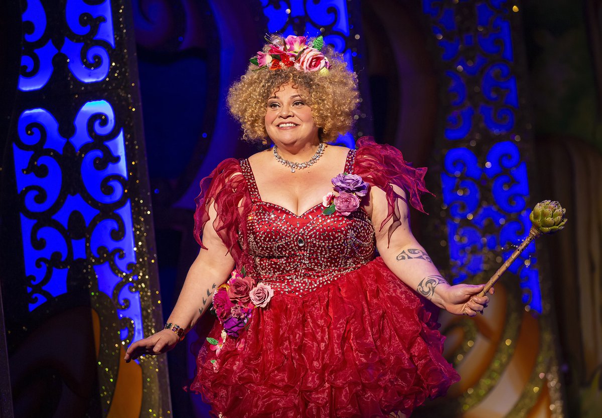 beyondcurtain12's tweet photo. On my way to @RoyalDerngate for their pantomime this afternoon.

Headlined by Keala Settle, @Bobsickle, @alexanderlodge @CaraDudgeon and @RichardDCaine. It should be a good one if these production shots are anything to go by.

📷 Pamela Raith
🎟️ https://t.co/jywSEUdjbN https://t.co/CldYEDV0rM