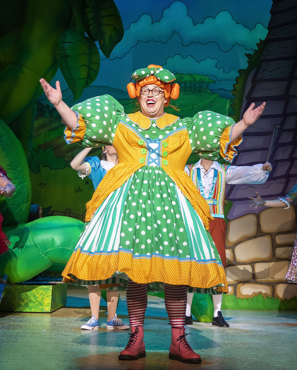beyondcurtain12's tweet photo. On my way to @RoyalDerngate for their pantomime this afternoon.

Headlined by Keala Settle, @Bobsickle, @alexanderlodge @CaraDudgeon and @RichardDCaine. It should be a good one if these production shots are anything to go by.

📷 Pamela Raith
🎟️ https://t.co/jywSEUdjbN https://t.co/CldYEDV0rM