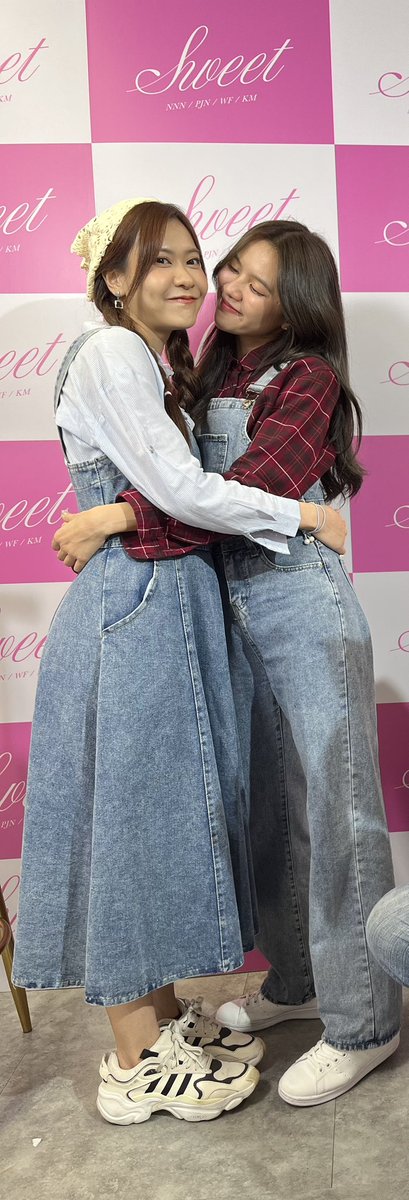 huhuummumm's tweet photo. 😊 : รอบนี้มีให้เลือก 3 ท่าเอาอันไหน
🐸 : เอาอันนี้
😍 : ไฟกับจี๊ด  / ฝนกับเฟิร์น  เดี๋ยวพี่กรบมือเป็นแขก 555

#น้ำหนึ่งเนย
#3ShotWithNamneungNoey https://t.co/TeAG3jjlvH