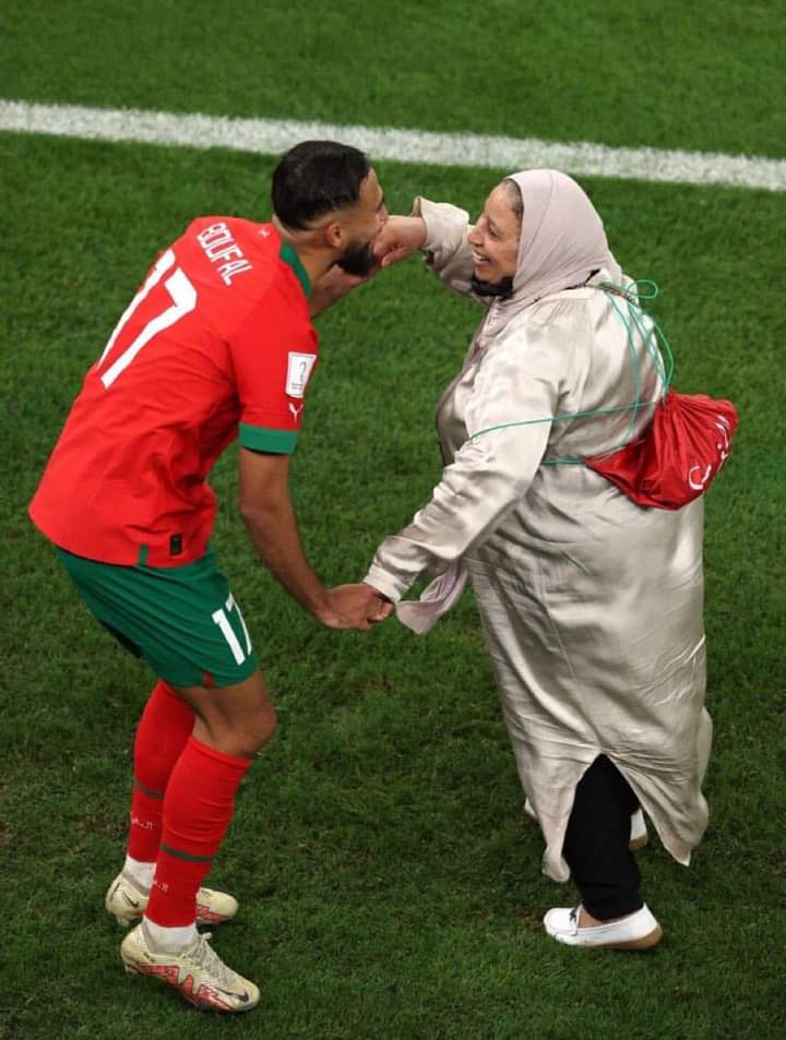 The most powerful image 👏🏼👏🏼😍🤗 #Morocco 🇲🇦 #FIFAWorldCup #MoroccoVsPortugal