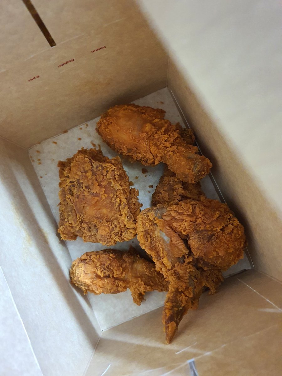 najwa_halmi's tweet photo. Melampau nya @McDMalaysia!!! Kita beli 2 kotak dah siap tulis remark tak nak kepak peha tapi dalam 10 ketul ayam ni ada 2 je yang bukan kepak peha! Dah la kecik gilaaa weh agak-agak la! Dah la call berpuluh kali tak angkat! MCD BATU CAVES 😡😡😡😡😡 https://t.co/lYVpyODDC2