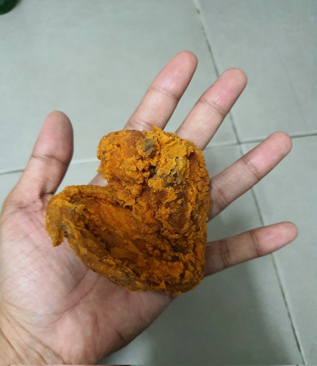 najwa_halmi's tweet photo. Melampau nya @McDMalaysia!!! Kita beli 2 kotak dah siap tulis remark tak nak kepak peha tapi dalam 10 ketul ayam ni ada 2 je yang bukan kepak peha! Dah la kecik gilaaa weh agak-agak la! Dah la call berpuluh kali tak angkat! MCD BATU CAVES 😡😡😡😡😡 https://t.co/lYVpyODDC2