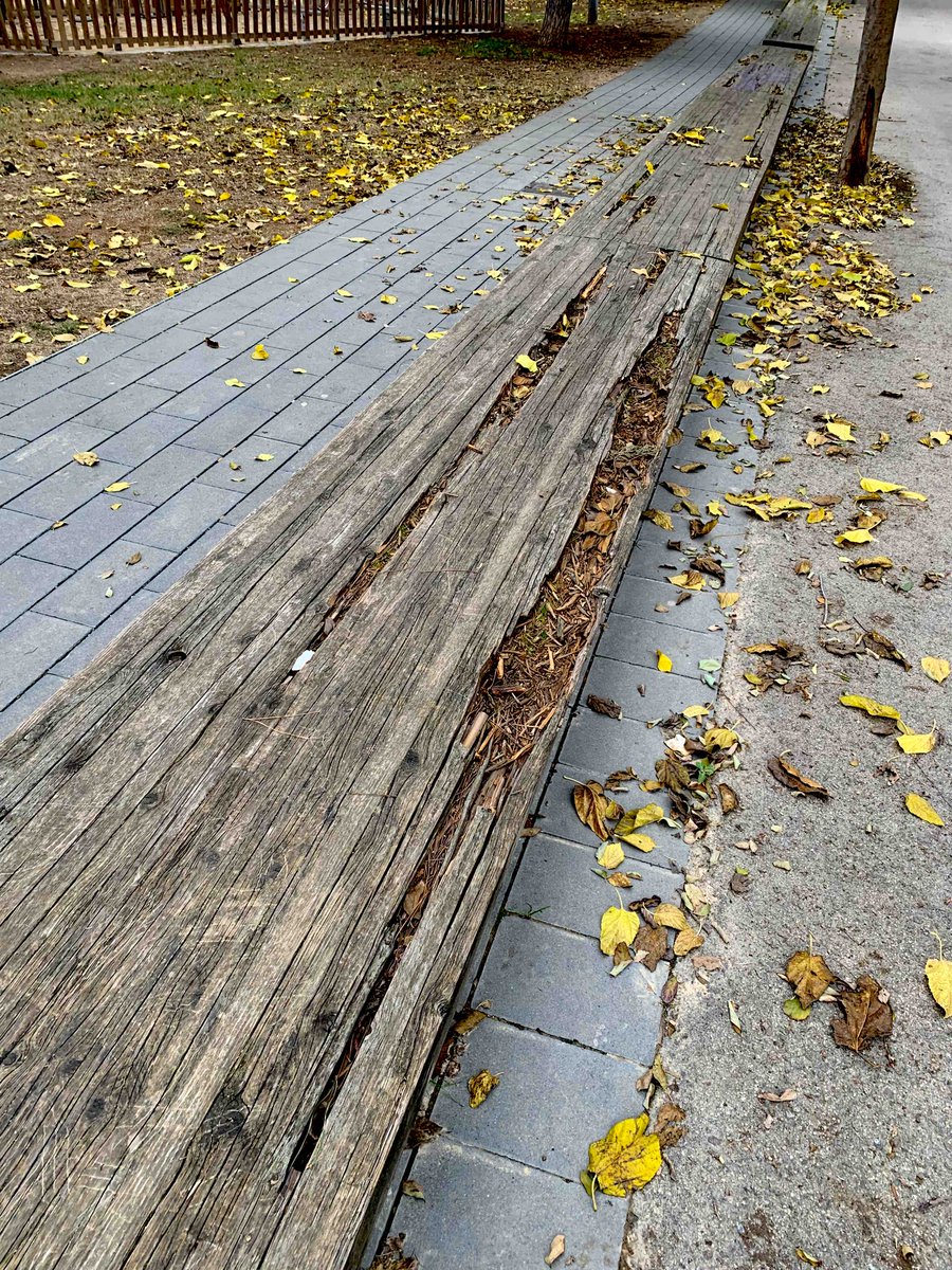 Estat dels bancs al Parc 1er de Maig de #Ripollet.
34M€ al #portaaporta.
Un govern a qui l'importa la ciutat.
<a href="/AjRipollet/">Ajuntament Ripollet</a> <a href="/DecidimRipollet/">Decidim Ripollet</a>