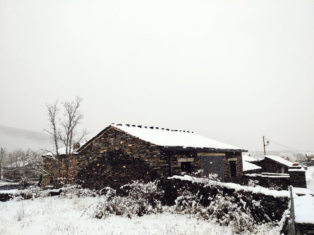 ❄️Primera nevada en los pueblos negros de Guadalajara.
☃️ Ya se respira la #Navidad... 

#Turismo #turismorural #viajar #experiencias #naturaleza #SierraNorte #guadalajaraespaña #CastillaLaMancha #nieve