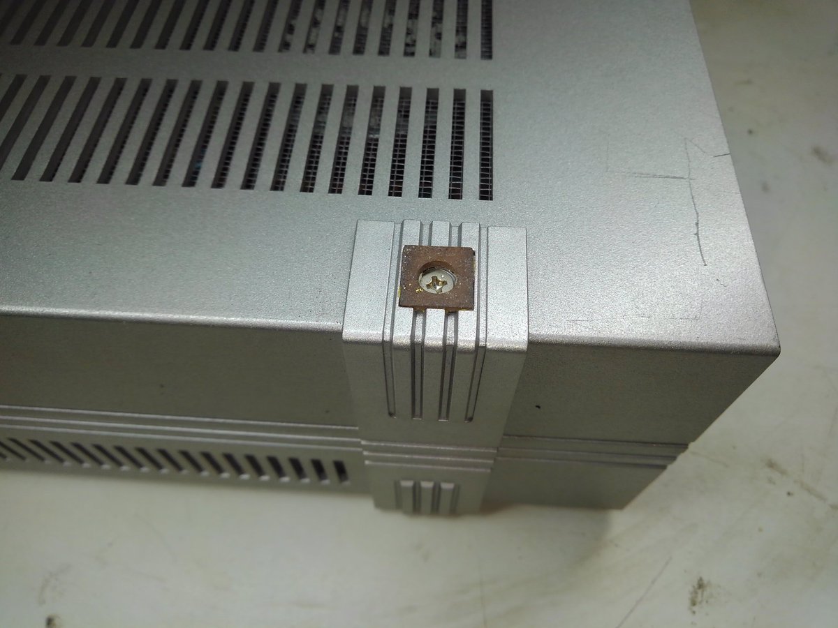 toshitada1973's tweet photo. MZ-80SFDだ…４ヵ所の足を外さないと中を開けられないんだけど、上側はツメをはめ込む構造だよ。初見だと迷うかも…いや、誰も困ってないか…。
#MZ80SFD https://t.co/uXUNVgg4CR