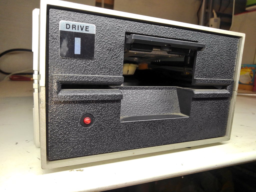toshitada1973's tweet photo. MZ-80SFDだ…４ヵ所の足を外さないと中を開けられないんだけど、上側はツメをはめ込む構造だよ。初見だと迷うかも…いや、誰も困ってないか…。
#MZ80SFD https://t.co/uXUNVgg4CR