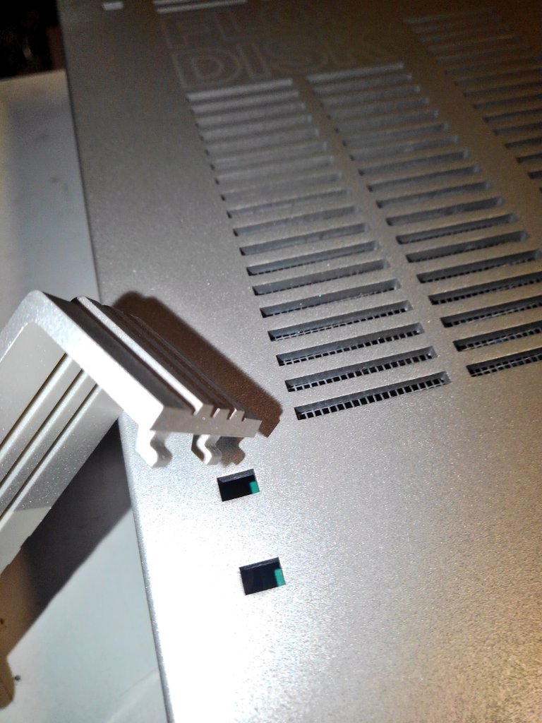 toshitada1973's tweet photo. MZ-80SFDだ…４ヵ所の足を外さないと中を開けられないんだけど、上側はツメをはめ込む構造だよ。初見だと迷うかも…いや、誰も困ってないか…。
#MZ80SFD https://t.co/uXUNVgg4CR