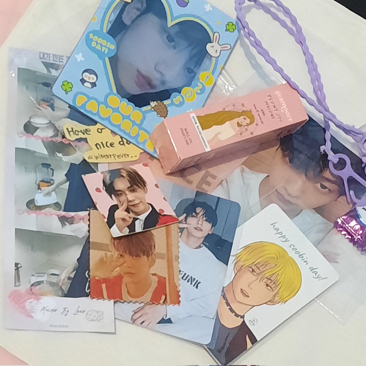 luvlytyunie's tweet photo. it was fun to meet y'all <3
thanks to @moa_jogja !! thank you juga semuanya <3

freebies/fanmerch: @starsooberry @attaliachann @WinterFever__ and @/nochuroom on ig https://t.co/33TVDJRwDl