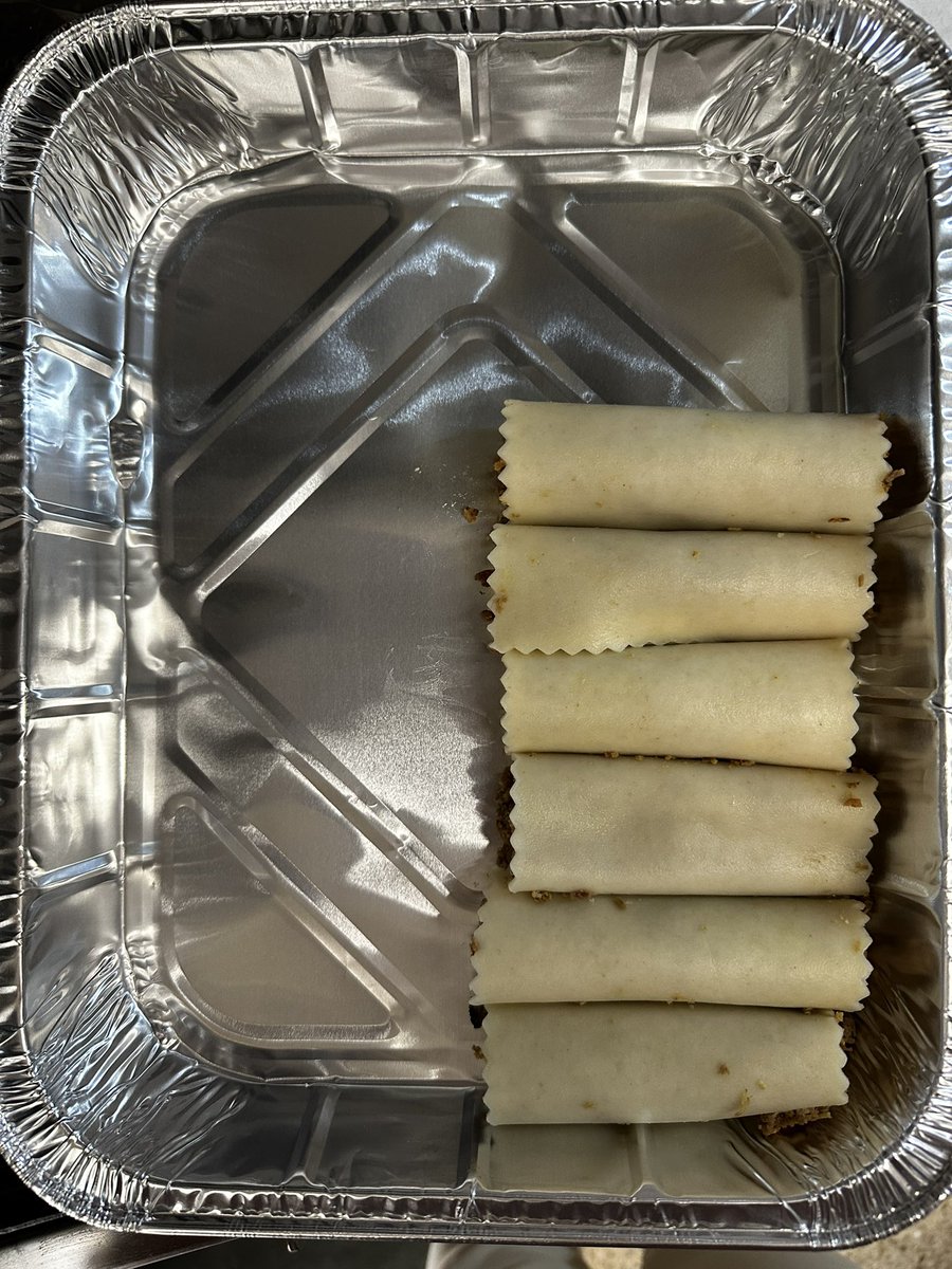 eligutes's tweet photo. Omplint la quarta safata.
Demà ja podria ser Sant Esteve, oi? 😋
#avancemfeina #rostit #canelons #pinyons https://t.co/srPMj7quvL