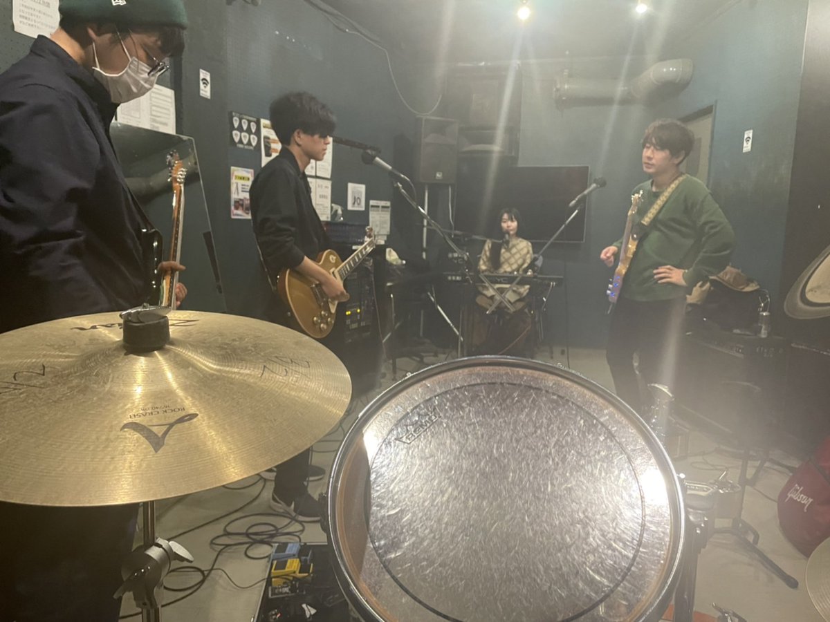 the_yesters's tweet photo. 別視点で👀
12/27(火)のイエスターズは5人体制!
Gt/Choとしてアソユウマ(@ymaso65 )が加わります🎸
#TheYesters https://t.co/3IQ2ppO4K0