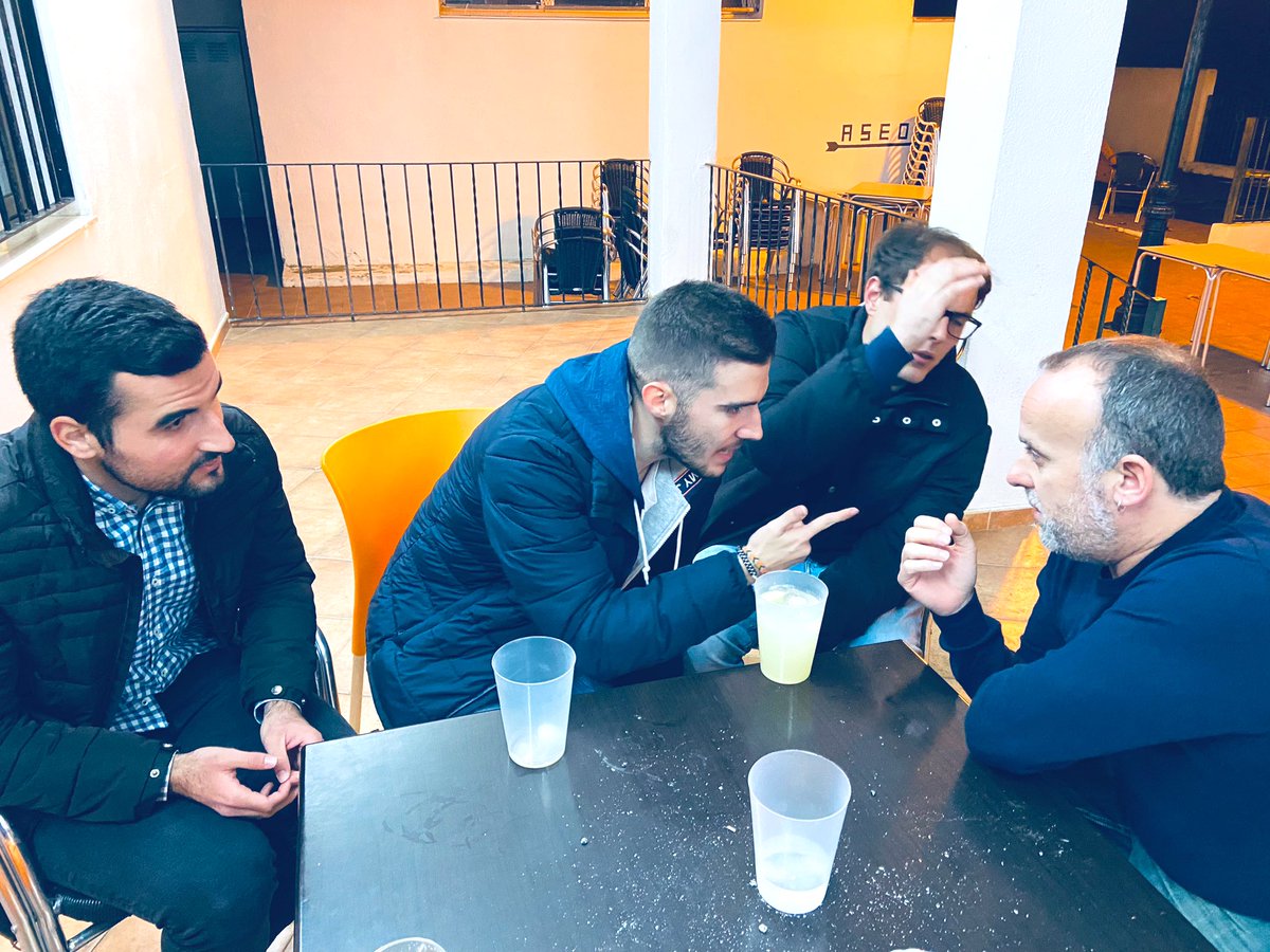 PacoMntsa's tweet photo. Anit arreglant el món 
- Rubén rebatint a Fèlix…
- Fèlix escoltant…
- Tonet pensant, quins trellats diu Mora…
- David expectant…
🤣
#Moments https://t.co/dWR6HstzvU