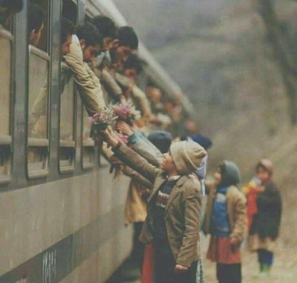 7guzeladam__'s tweet photo. "Bir gönül inceliğidir, bir insana değerli olduğunu hissettirmek."

Ahmed Arif🖋️🌿 https://t.co/kNdWPTWhEj