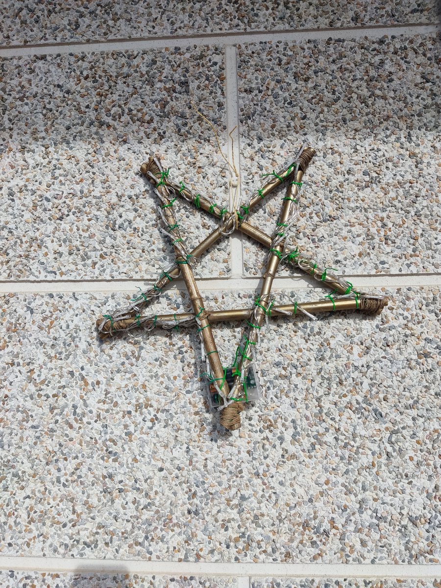 La estrella satánica de mi madre al lado de la puerta de su casa 👌👌👌