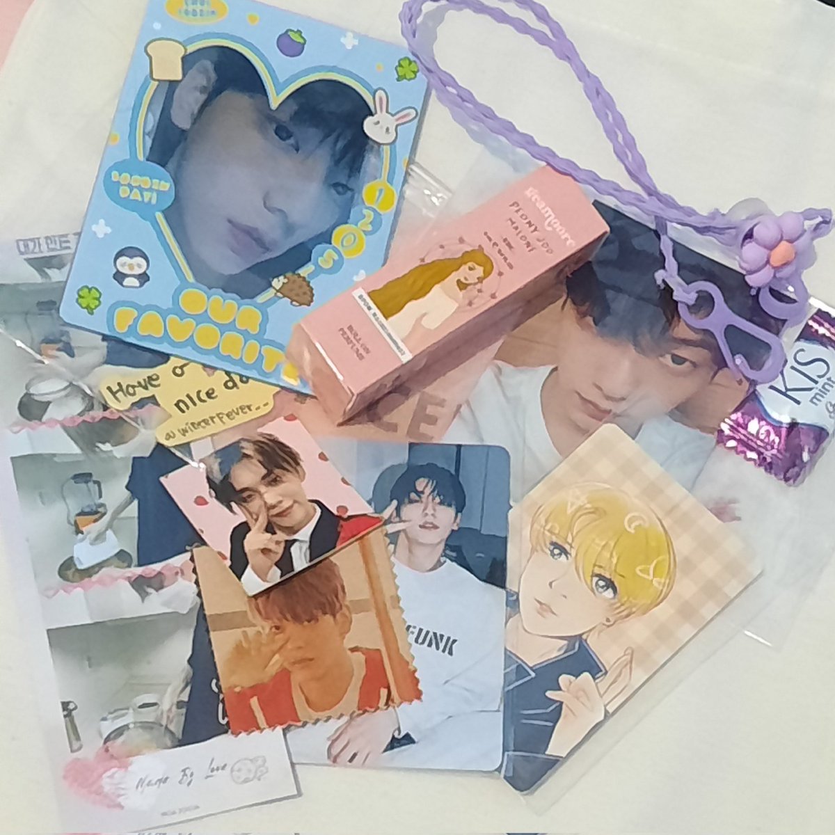 luvlytyunie's tweet photo. it was fun to meet y'all <3
thanks to @moa_jogja !! thank you juga semuanya <3

freebies/fanmerch: @starsooberry @attaliachann @WinterFever__ and @/nochuroom on ig https://t.co/33TVDJRwDl