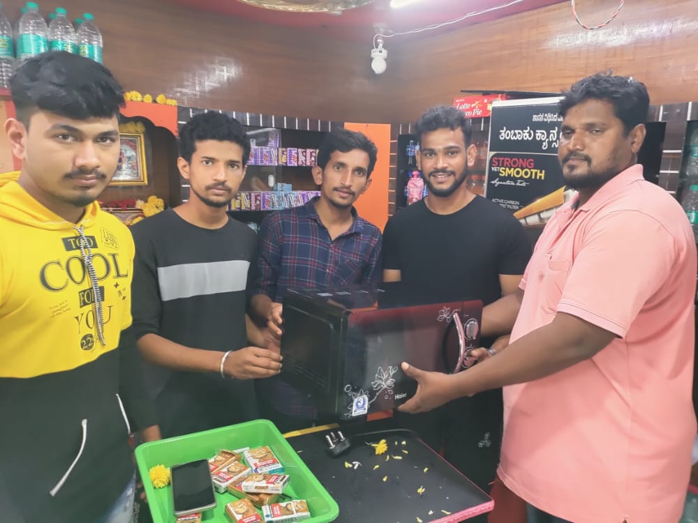 kuldeepcet's tweet photo. *ಡಾಕ್ಟರ್ ಗೋವಿಂದ ಬಾಬು ಪೂಜಾರಿ ಅವರ ನೇತೃತ್ವದಲ್ಲಿ ಬೇಕರಿ ಹುಡುಗರ ಮೇಲಿನ ದೌರ್ಜನ್ಯ  ಹಾಗೂ ಹಲ್ಲೆ ಪ್ರಕರಣದಲ್ಲಿ .. ಹಾನಿ ಒಳಗಾಗಿದ್ದ   ಪೀಠೋಪಕರಣ , ಸಾಮಗ್ರಿಯನ್ನ ಹೊಂದಿಸಿ ಕೊಟ್ಟು  .ಬ್ರಹ್ಮಲಿಂಗೇಶ್ವರ ಕಾಂಡಿಮೆಂಟ್ಸ್  ಓಪನ್ ಮಾಡಲು ಸಹಕರಿಸಿದರು . https://t.co/X8DNMBQE3x