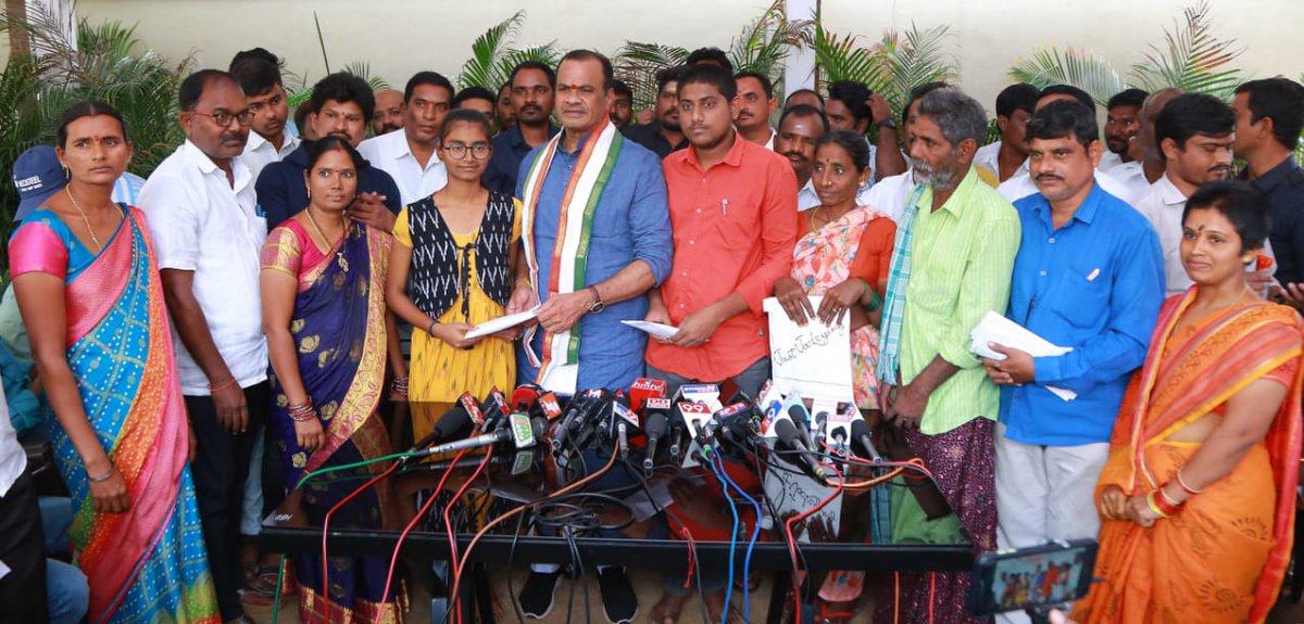 KomatireddyKVR's tweet photo. అన్ని దానాల్లోకల్లా విద్యాదానం గొప్పది..
నల్లగొండ నియోజకవర్గానికి చెందిన భాషాపక కళ్యాణి, కొరివి మహేష్, చెరుపల్లి నిహారిక ఎంబీబీఎస్ సీట్లు సాధించారు. కోమటిరెడ్డి ప్రతీక్ ఫౌండేషన్ తరఫున 75వేల సాయం అందించాం. https://t.co/IeLFokBzzn
