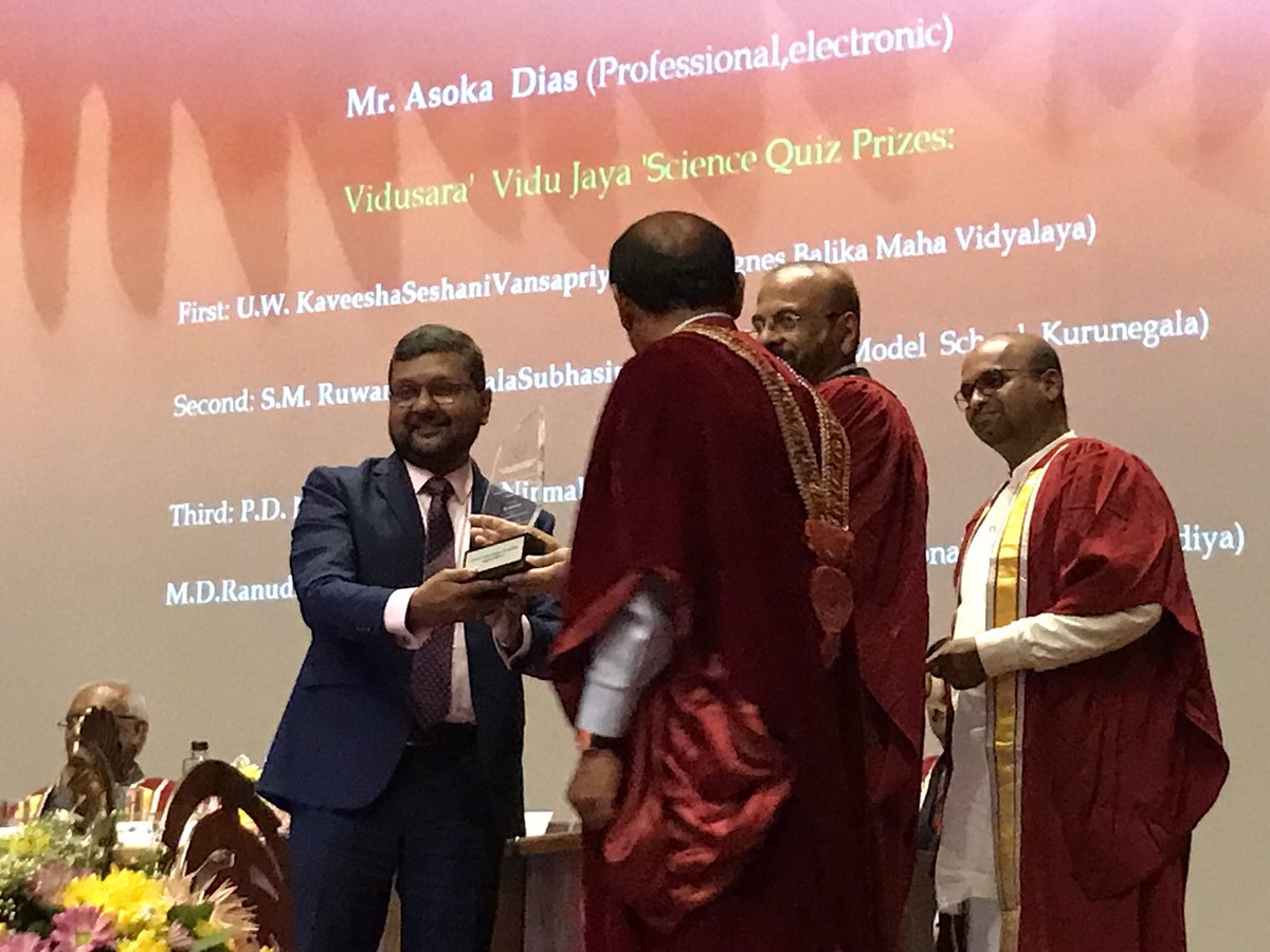 NalakaG's tweet photo. Mr Asoka Dias, director of @SirasaTVlk and a steady voice for science and reason on #lka’s cacophonous airwaves, wins #SLAAS Science Popularization Award 2022. Well deserved recognition - especially for his daily interview show #Pathikada පැතිකඩ @asokadias https://t.co/Tcx20p7WtV