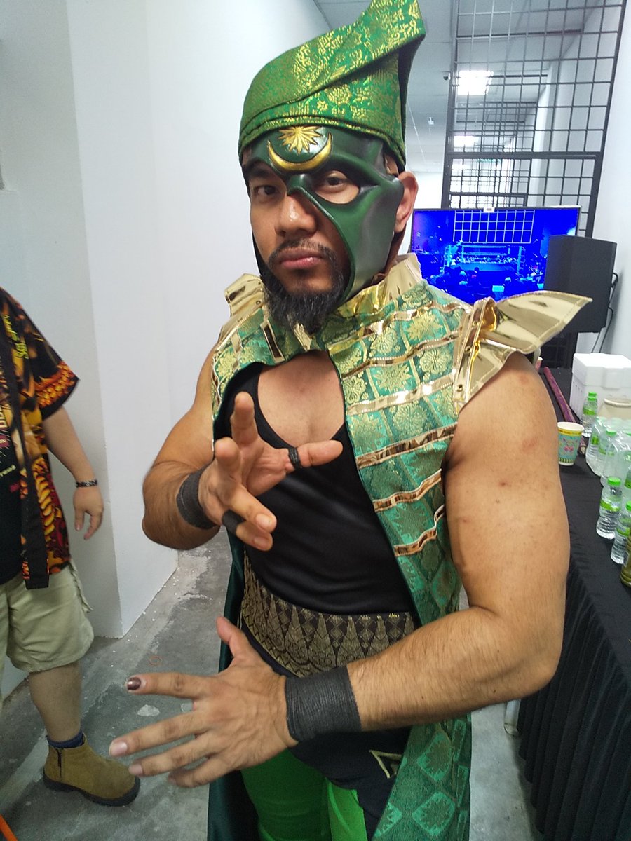 TajiriBuzzsaw's tweet photo. これぞザ・プロレス。もはや怪傑ズバットかコンドールマンの世界だ。お客さんもプロレスを最大限にリスペクトしている。マレーシアのプロレスには、夢とロマンが満ち溢れている。

#APACWrestling https://t.co/fWu7rtyeLK